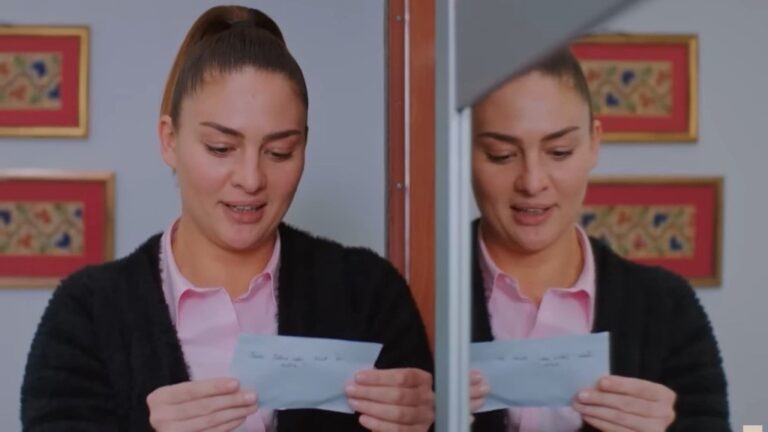 Yildiz stoi przy szafie w pokoju Cavidan i trzyma w rękach zdjęcia.