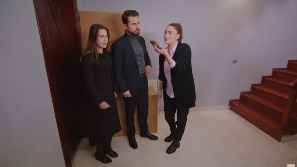 Yildiz rozmawia przez telefon. Obok niej stoją Sila i Kuzey.