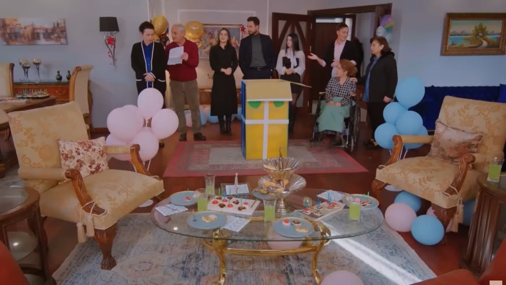 Sukru w obecności wszystkich czyta wiersz, który napisał dla Cavidan.