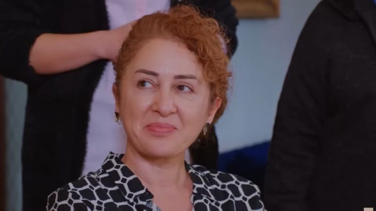 Hulya uśmiecha się z satysfakcją.