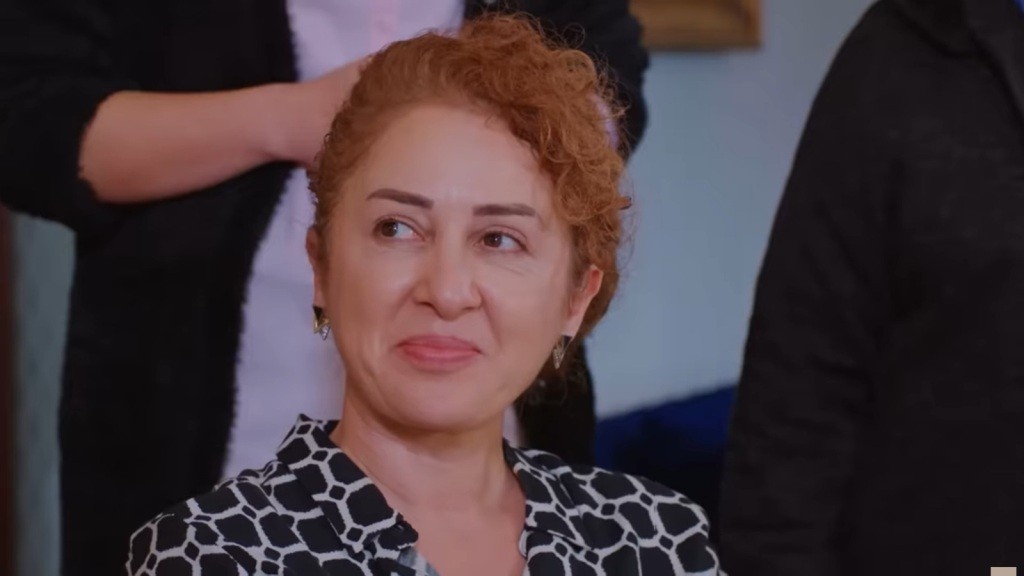 Hulya uśmiecha się z satysfakcją.