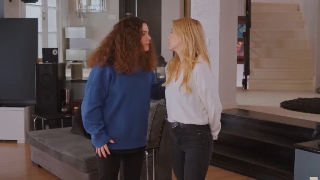 Melis wbija w Sedę groźne spojrzenie.