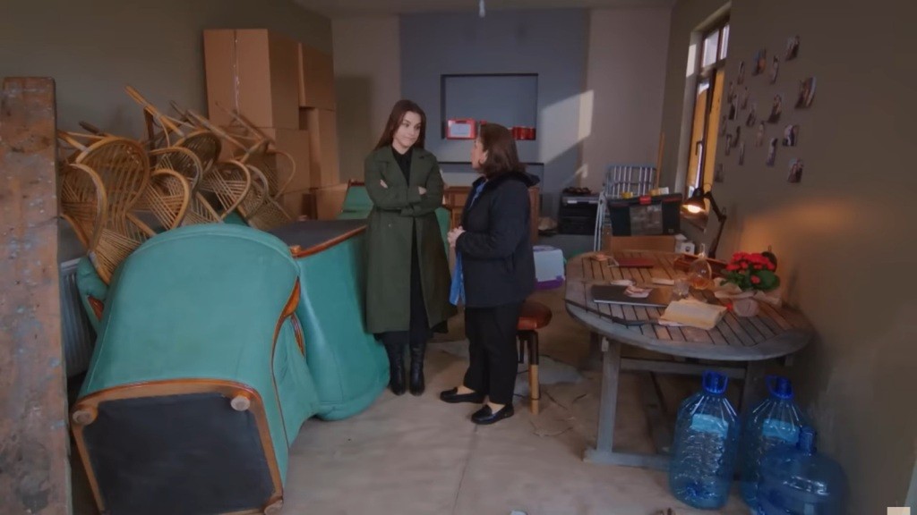 Sila i Naciye rozmawiają w piwnicy.