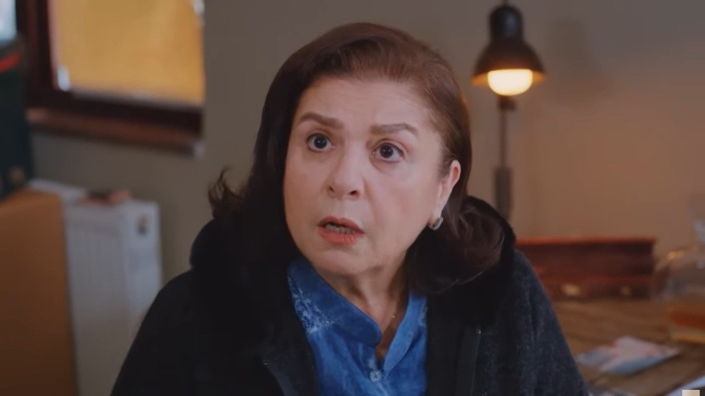 Naciye wybałusza oczy, zszokowana.