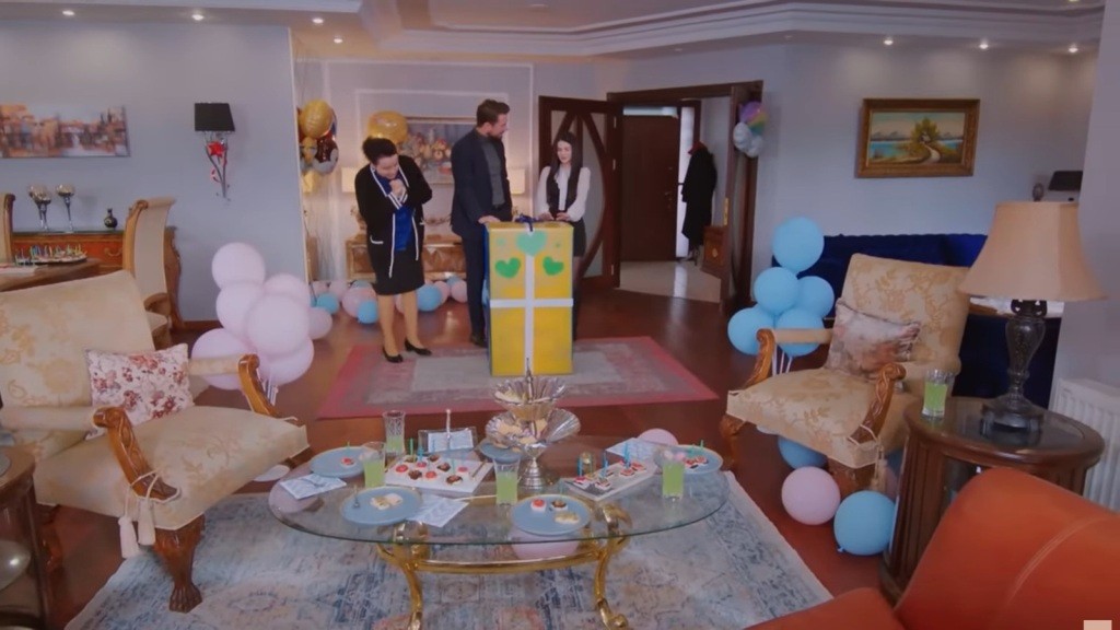 Kuzey pokazuje Bahar i jej mamie duże pudełko z niespodzianką.