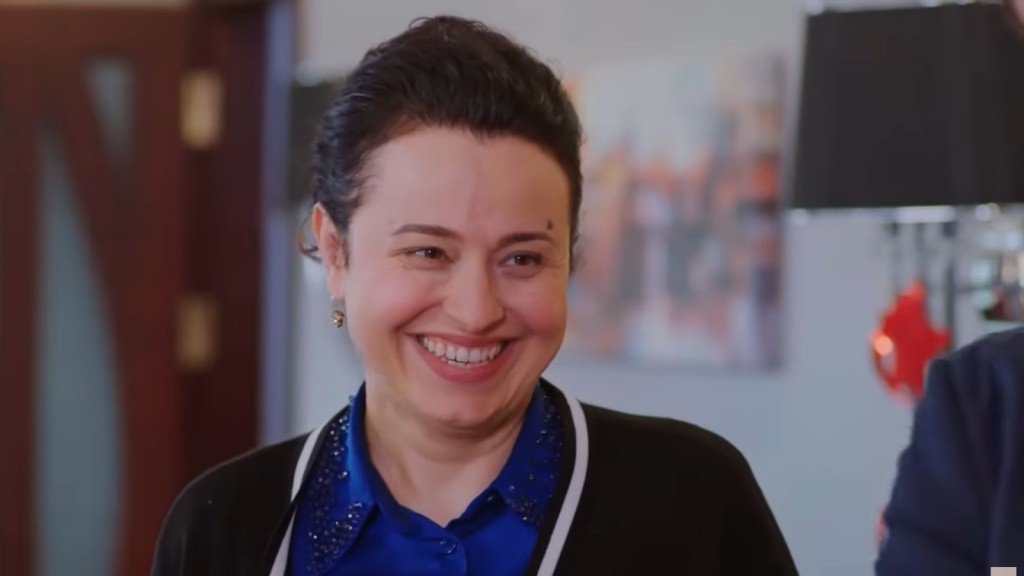 Cavidan śmieje się podekscytowana.