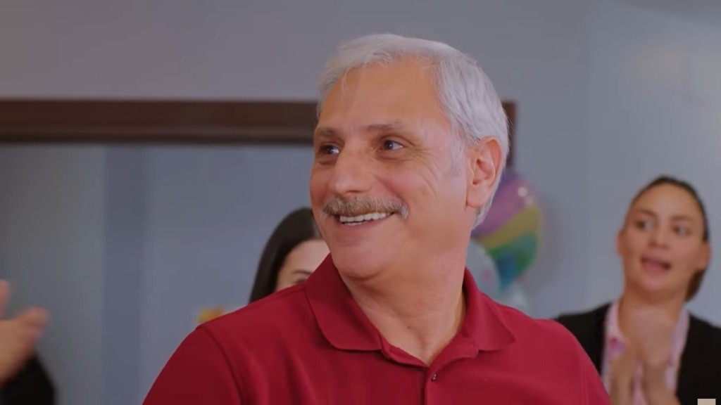 Sukru wyskakuje z pudełka.