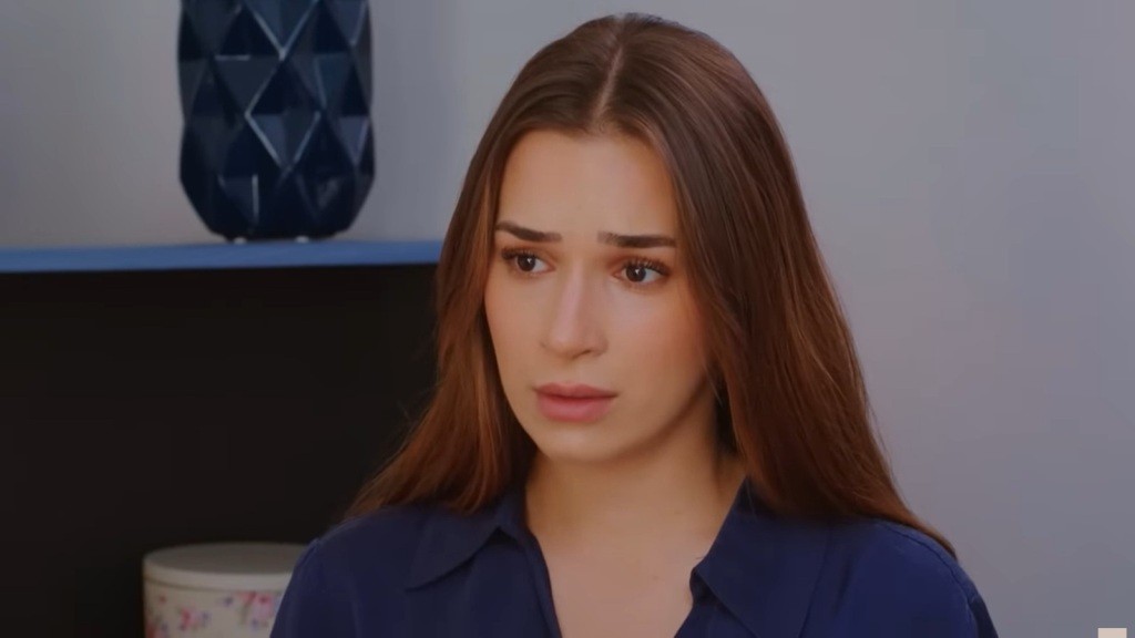 Zbliżenie na zasmuconą twarz Sili.