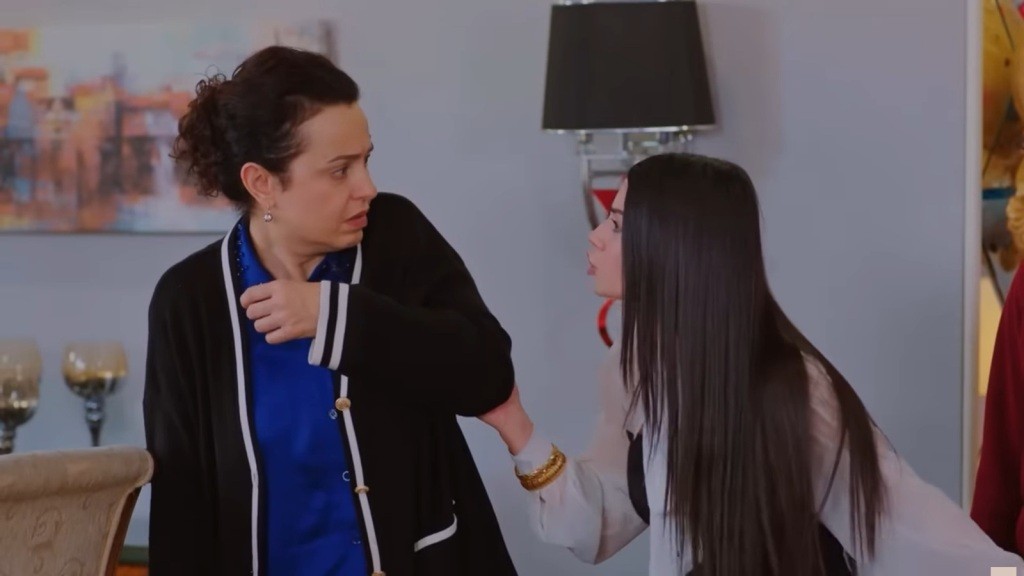 Bahar trzyma Cavidan za ramię, wbijając w nią wściekłe spojrzenie.