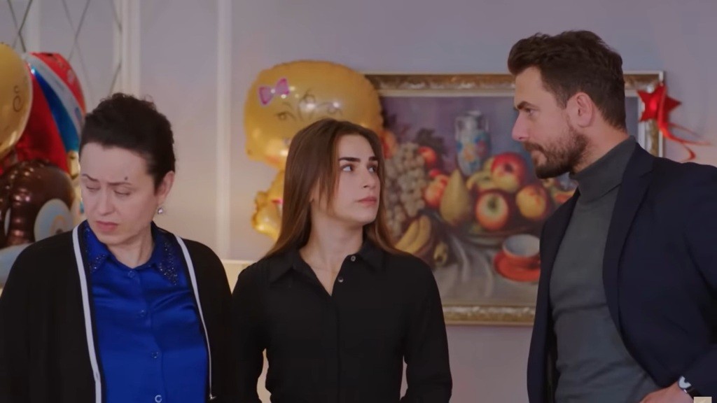 Sila patrzy na Kuzeya. Cavidan odwraca wzrok.