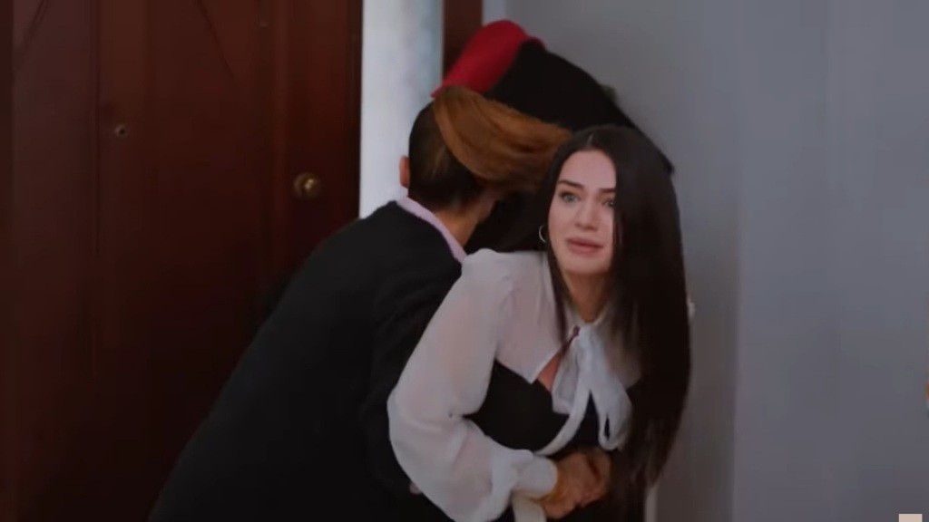 Yildiz ciągnie Bahar w stronę drzwi.