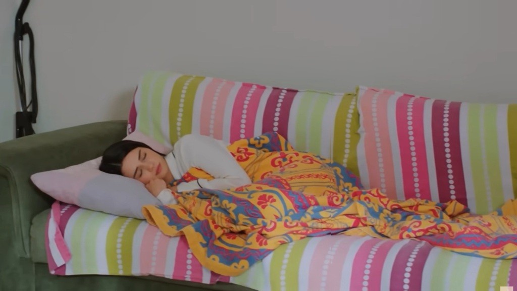 Bahar śpi na kanapie, przykryta kocem.