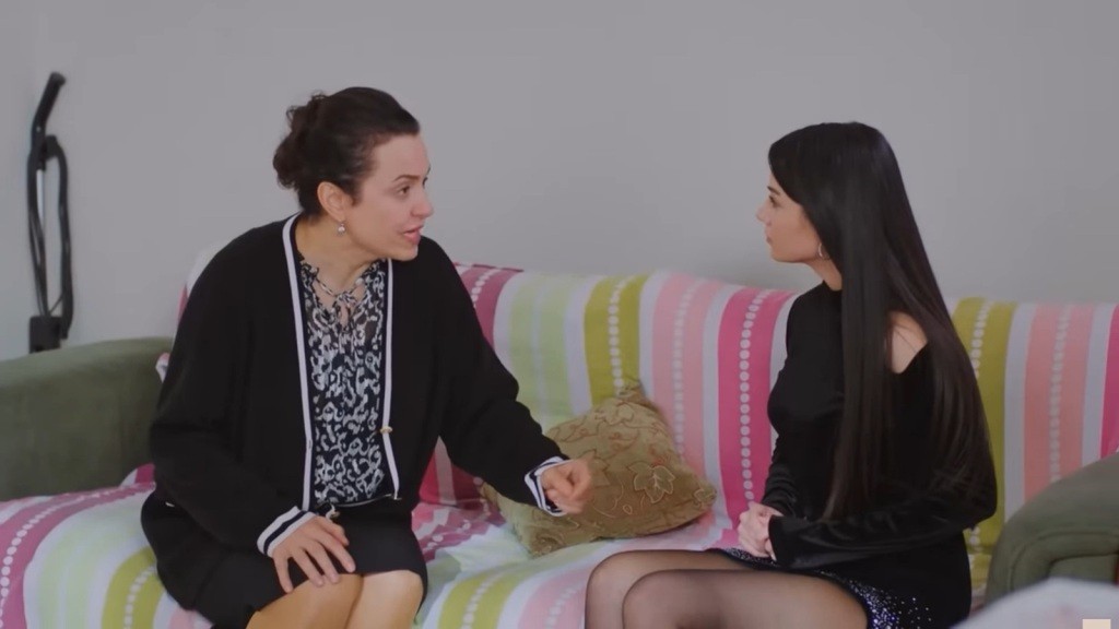 Cavidan i Bahar rozmawiają, siedząc na kanapie.