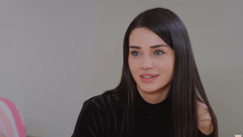 Na twarzy Bahar maluje się delikatny uśmiech.