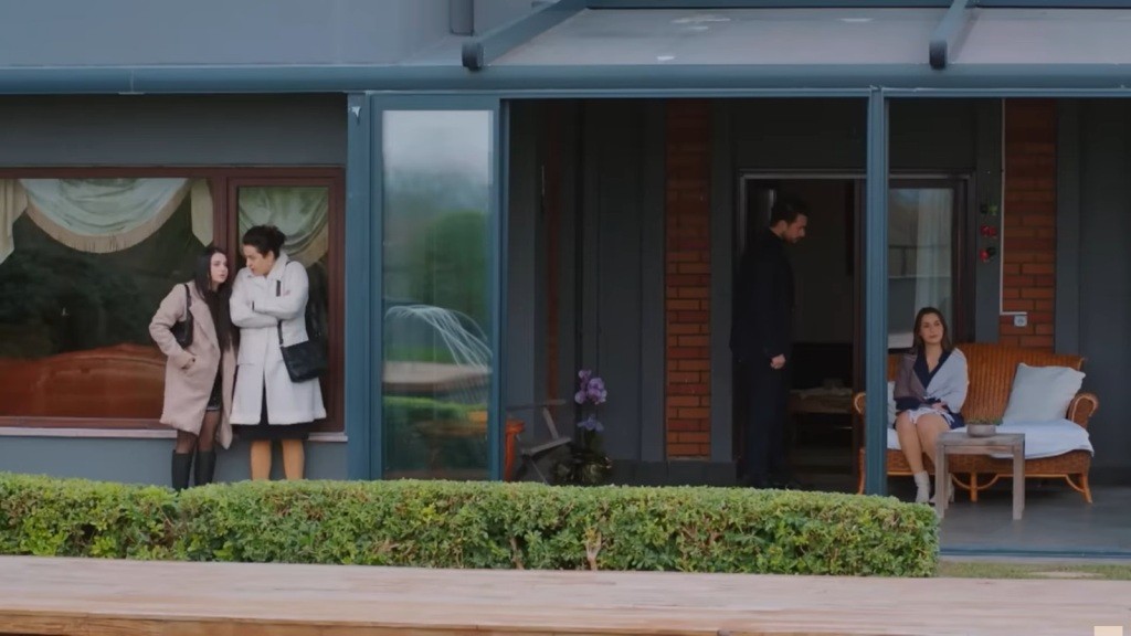 Cavidan i Bahar podsłuchują rozmowę Kuzeya i Sili na werandzie.