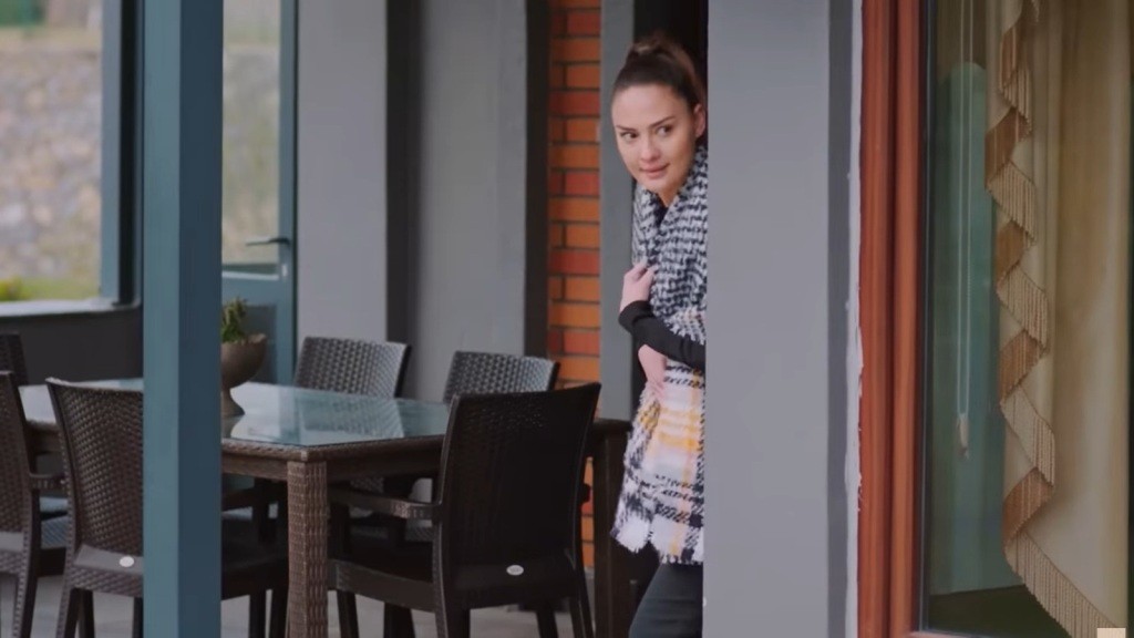 Yildiz wygląda zza winkla.