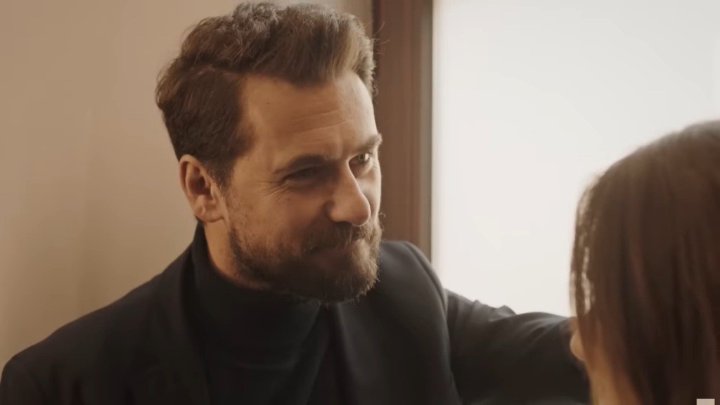 Kuzey uśmiecha się, patrząc na Silę.