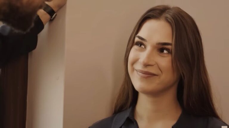 Sila z uśmiechem unosi wzrok na Kuzeya.