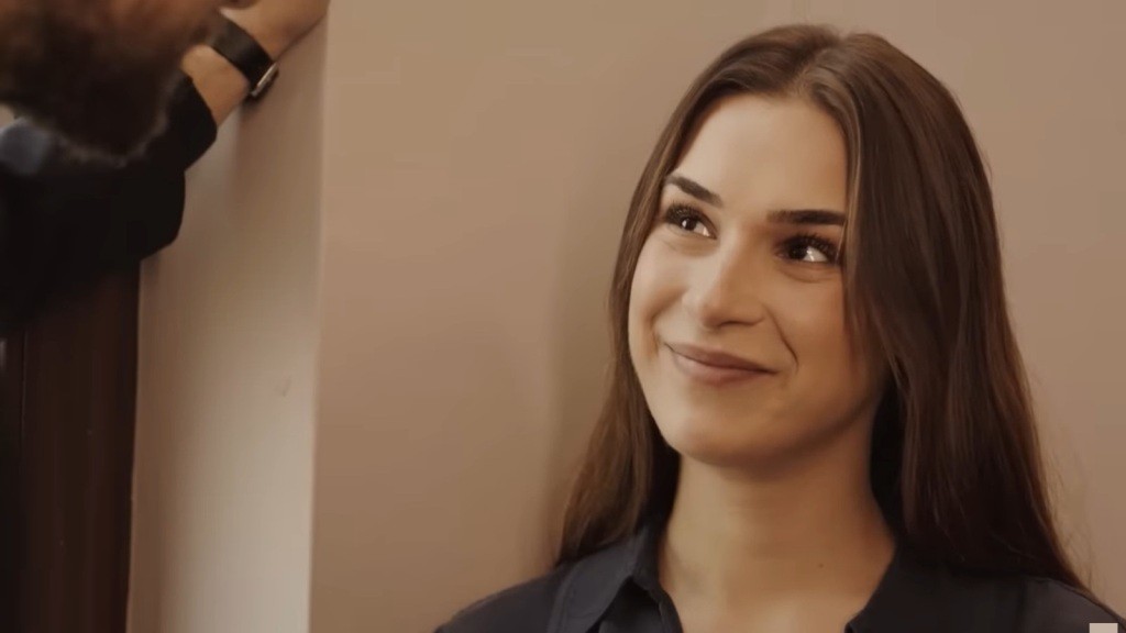 Sila z uśmiechem unosi wzrok na Kuzeya.