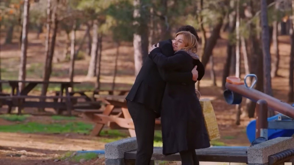 Ege przytula się w parku z tajemniczą kobietą.