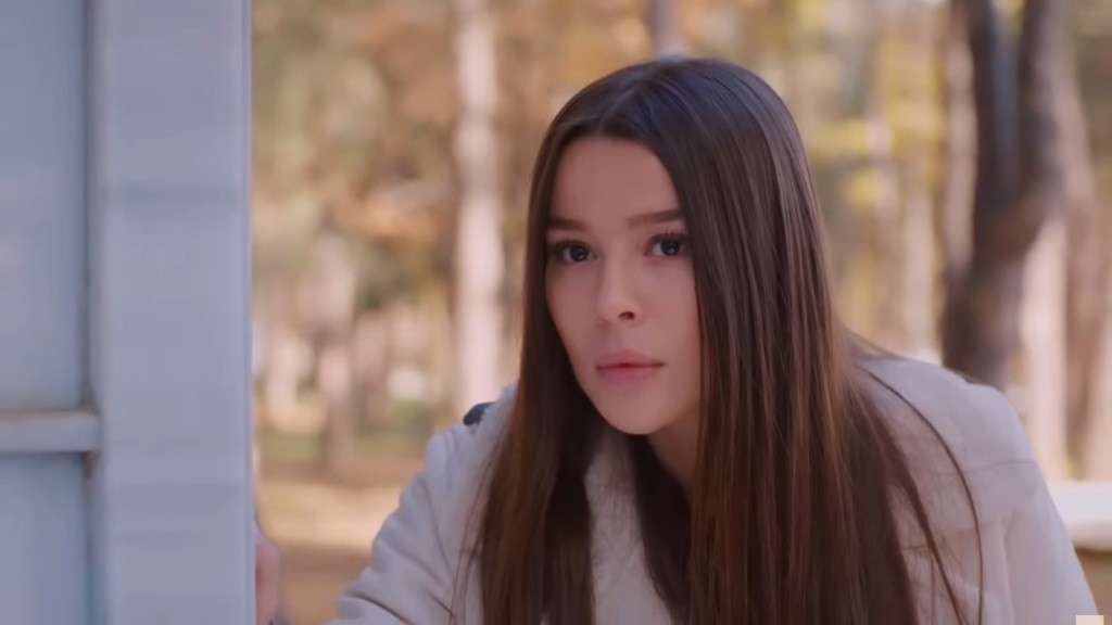 Zeynep prowadzi obserwację w parku.