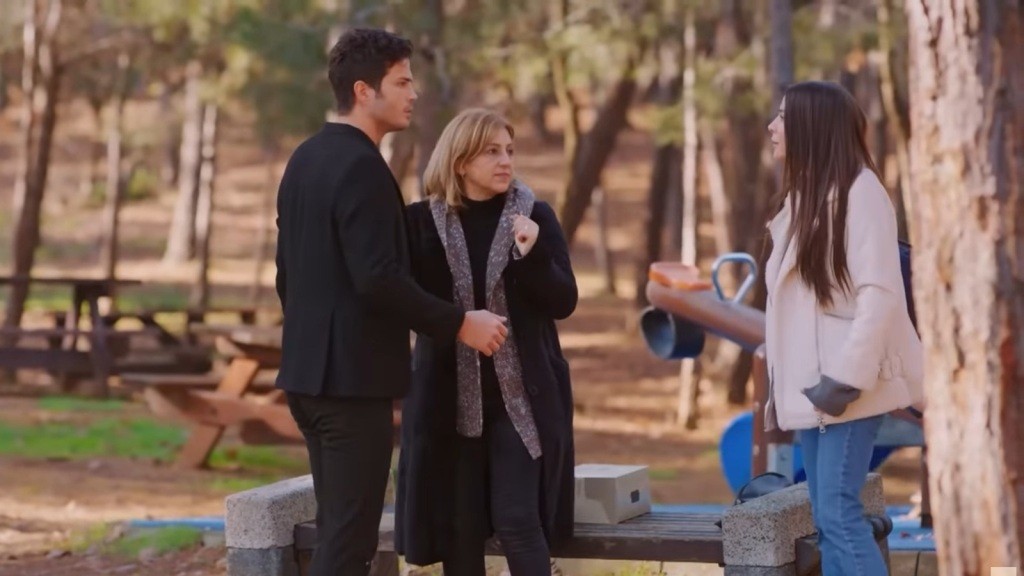 Zeynep przerywa spotkanie Egego i tajemniczej kobiety w parku.