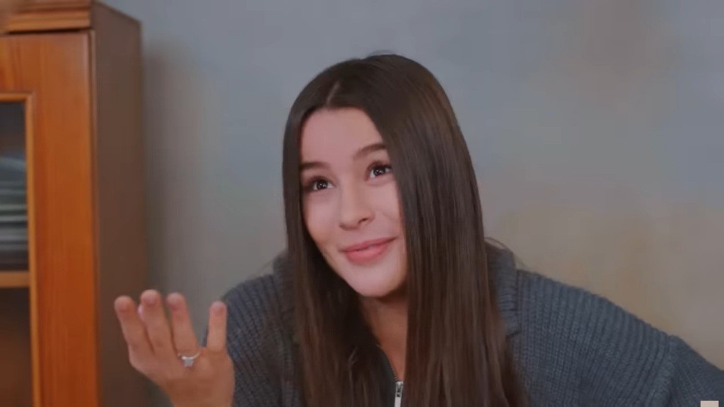 Zeynep uśmiecha się, patrząc na Egego.