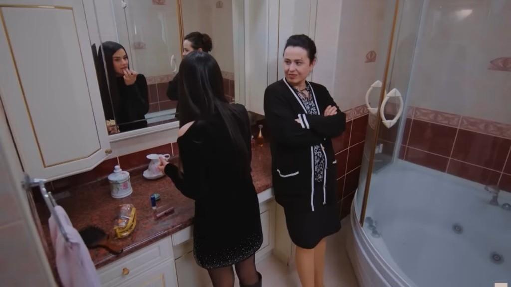 Bahar i Cavidan w łazience.