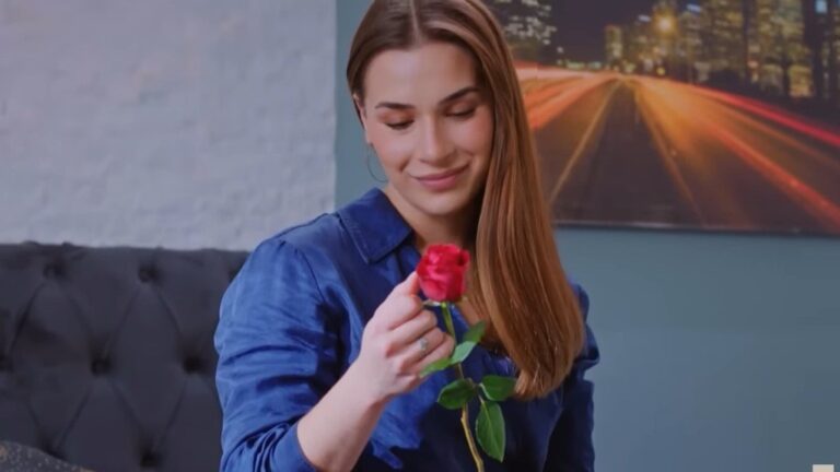 Sila wpatruje się w czerwoną różę.