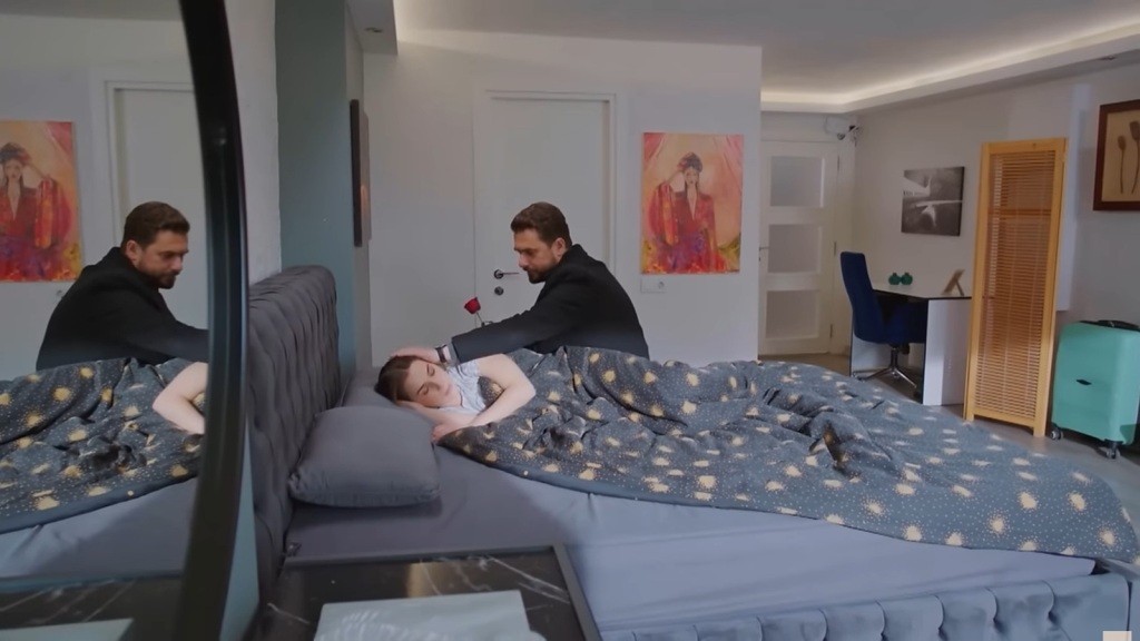 Kuzey siedzi przy łóżku śpiącej Sili.