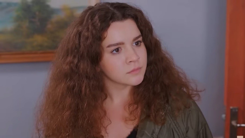 Melis patrzy gniewnie.