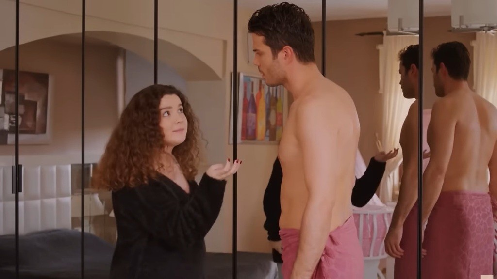 Melis podnosi wzrok na Egego, który stoi przed nią z nagim torsem.