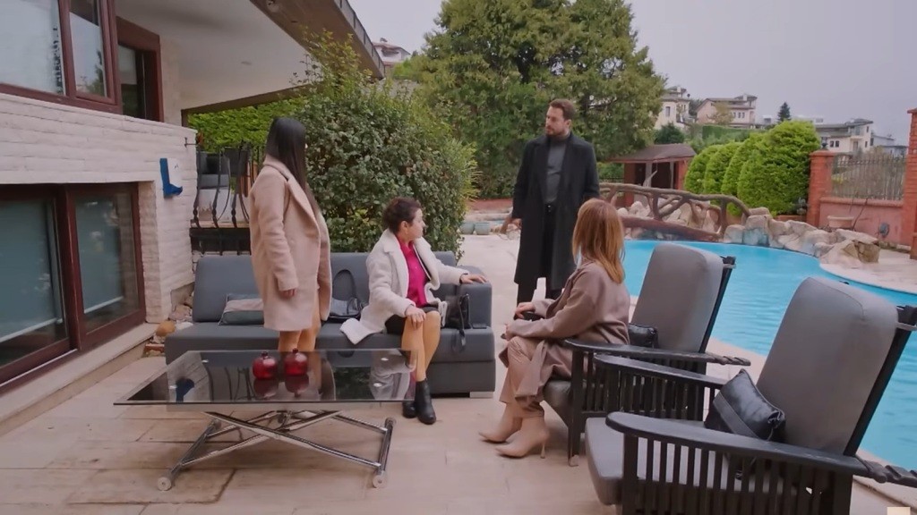 Kuzey pojawia się na tarasie. Patrzy pytającym wzrokiem na Bahar i Cavidan.