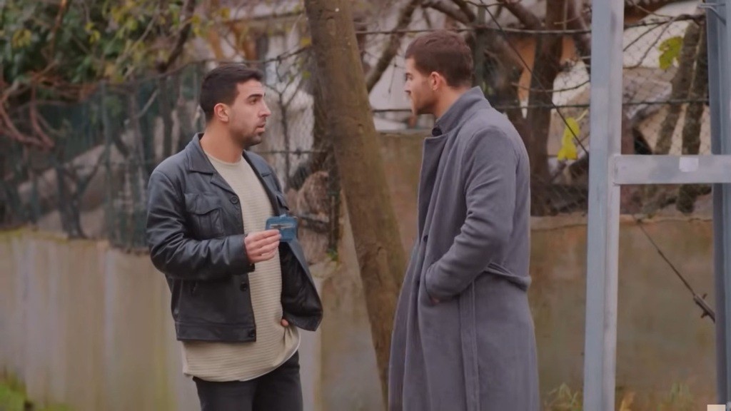 Gokhan spotyka Cihana na ulicy.