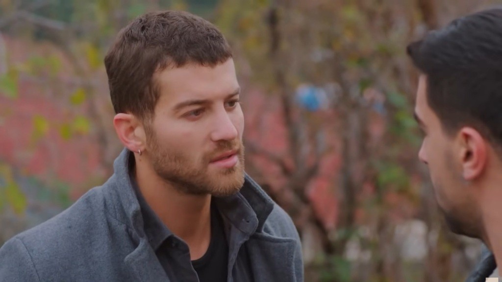 Cihan stoi twarzą w twarz z Gokhanem.