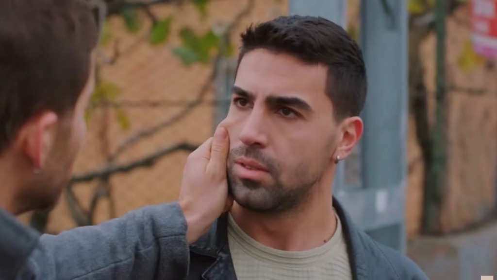 Cihan dotyka policzka Gokhana.