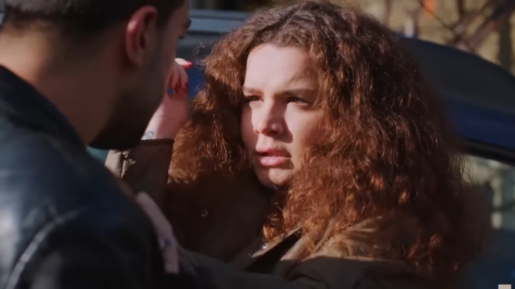 Gokhan szarpie się z Melis.