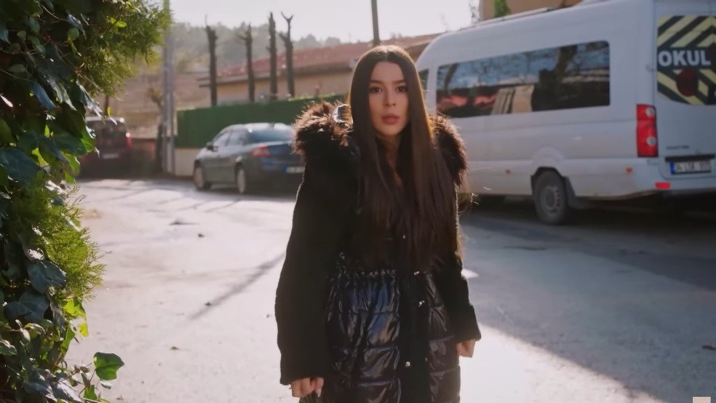 Zeynep zatrzymuje się na drodze, a na jej twarzy widać głębokie poruszenie.