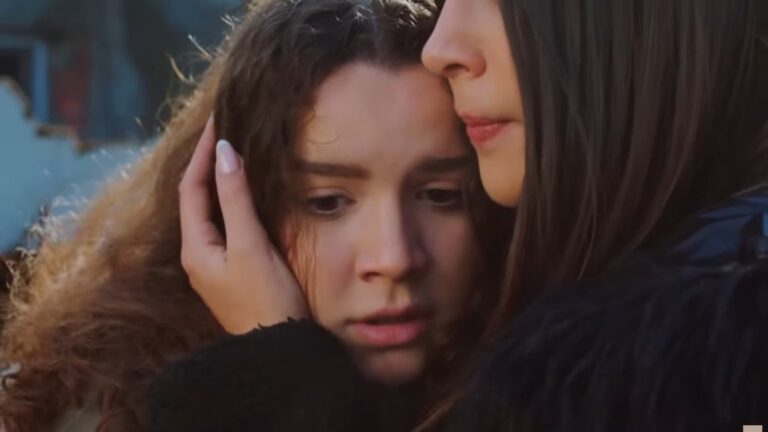 Zeynep obejmuje Melis.