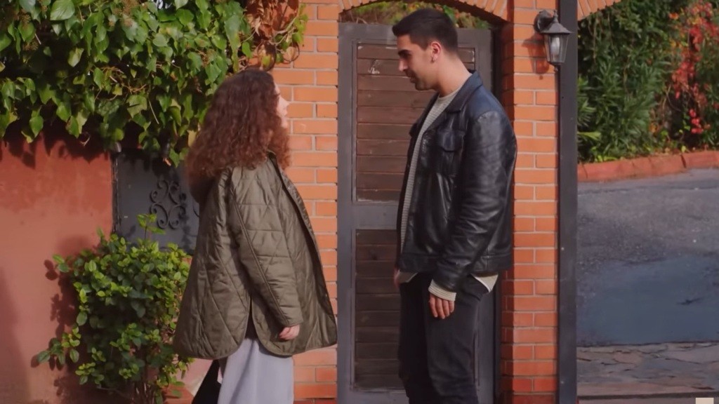 Melis rozmawia z Gokhanem na podwórku.