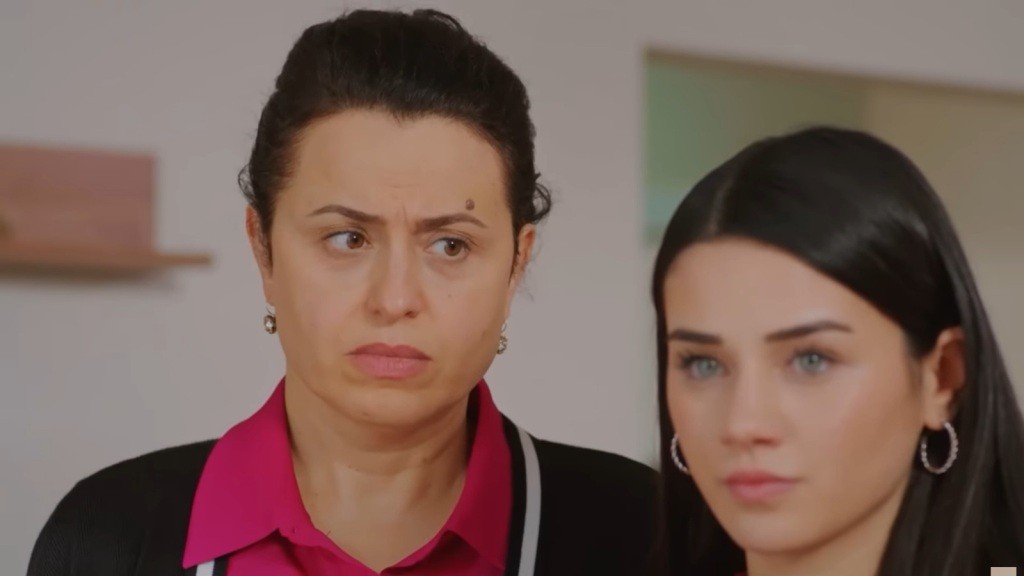 Bahar patrzy przed siebie z determinacją. Cavidan obserwuje ją z niepokojem.