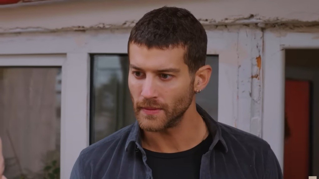 Cihan spogląda niepewnie.