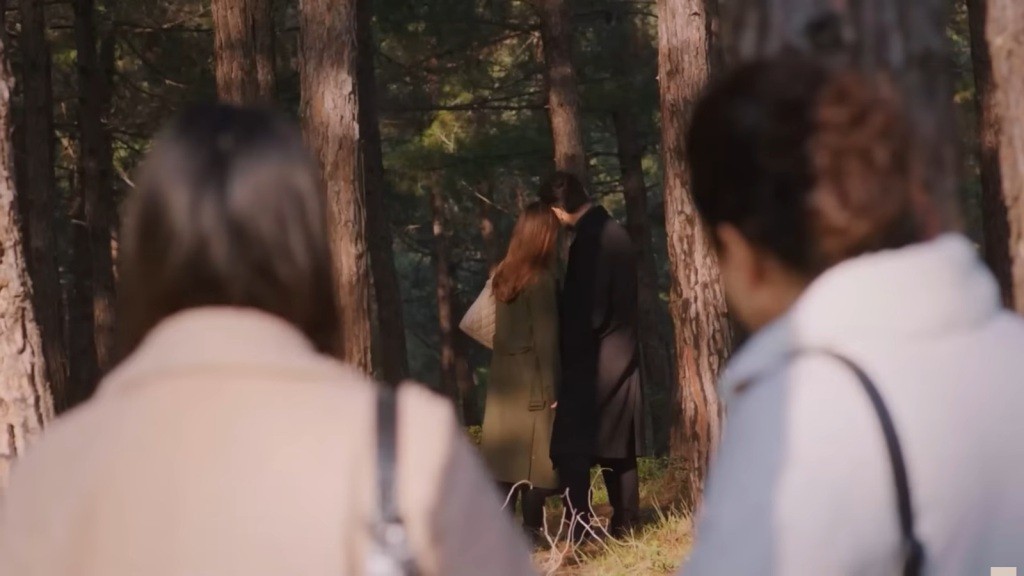 Bahar i Cavidan obserwują spotkanie Kuzeya i Sili w lesie.