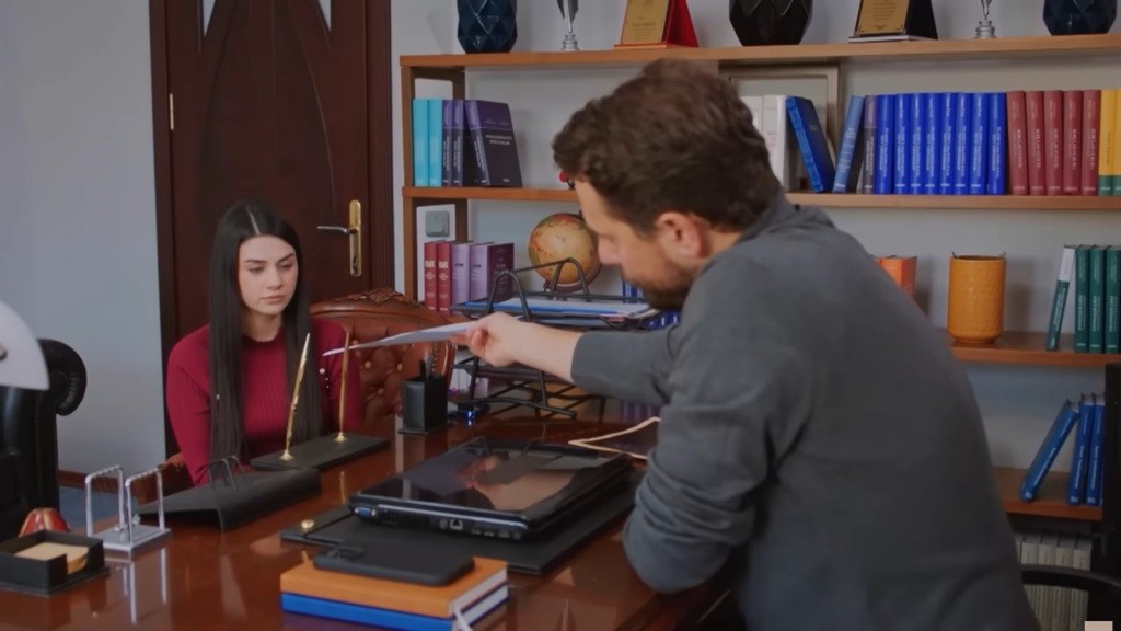 Kuzey podaje Bahar umowę rozwodową.