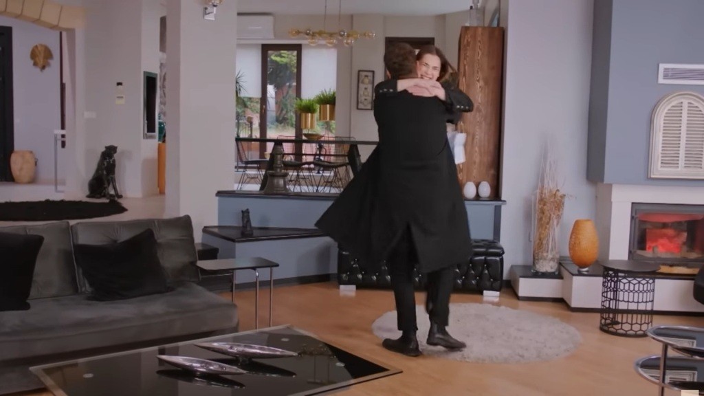 Sila wiruje w powietrzu, zawieszona na szyi Kuzeya.