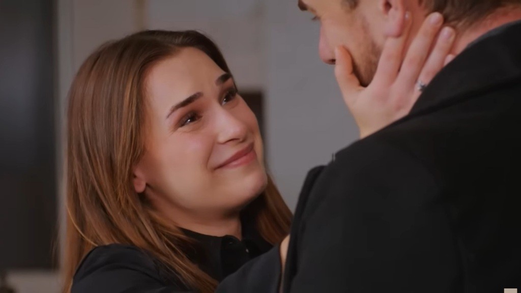 Sila promiennie się uśmiecha, delikatnie dotykając policzka Kuzeya, zafascynowana jego spojrzeniem.