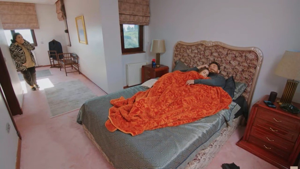 Naciye wchodzi do sypialni, gdzie w łóżku leżą wtuleni w siebie Kuzey i Sila.