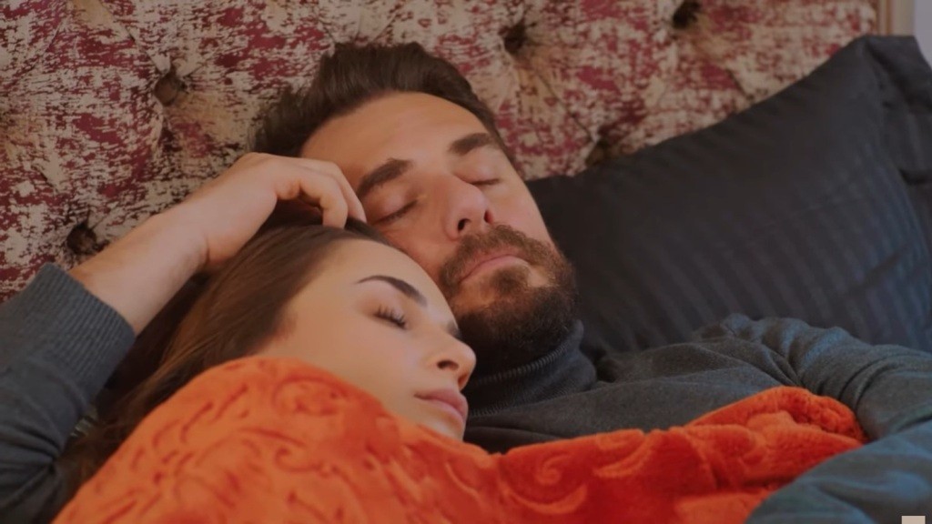 Sila i Kuzey w łóżku.