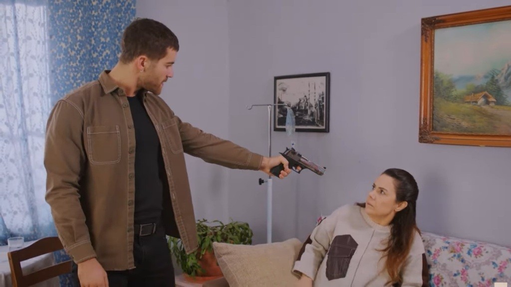 Cihan mierzy do Gonul z pistoletu.