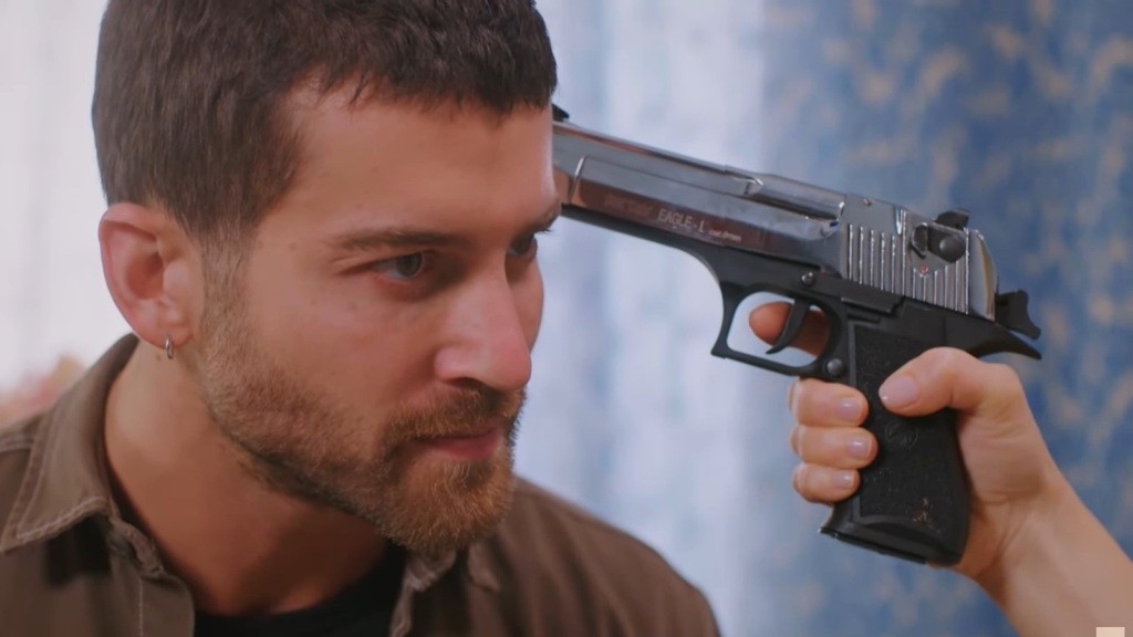 Pistolet przy skroni Cihana.